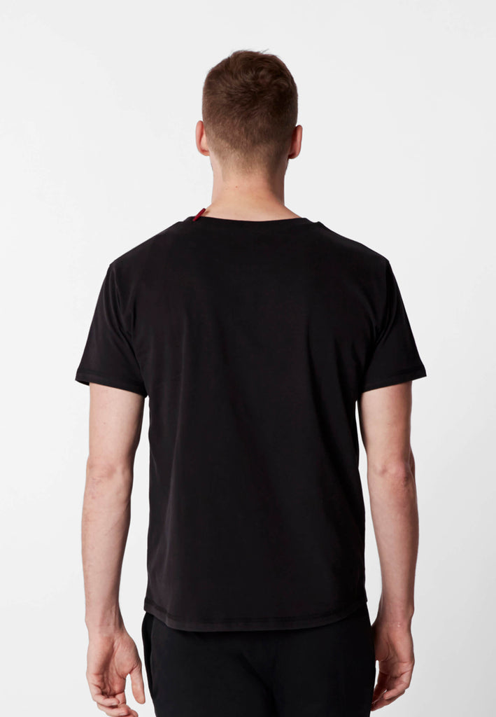 Rückansicht eines Mannes im Pyjama T-Shirt in der Farbe „night black“.