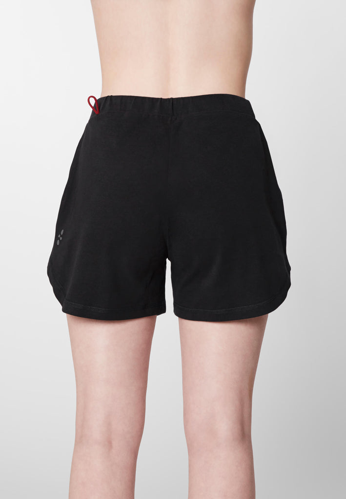 Detail Rückansicht einer Frau in einer Pyjama Shorts in der Farbe „night black“.