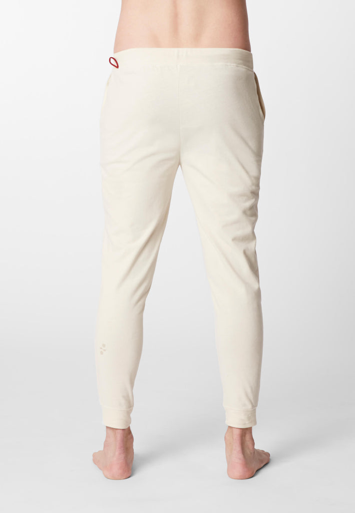 Rückansicht eines Mannes in einer Pyjamahose in der Farbe „moon white“.