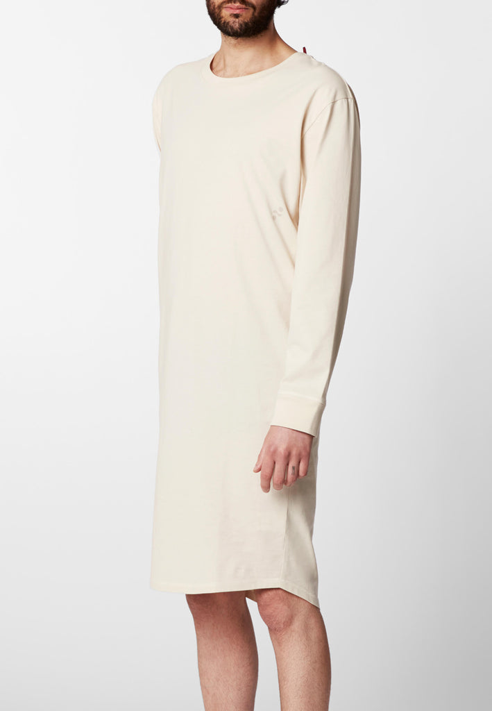 Detail Vorderansicht eines Mannes im langarm Nachthemd in der Farbe „moon white“.