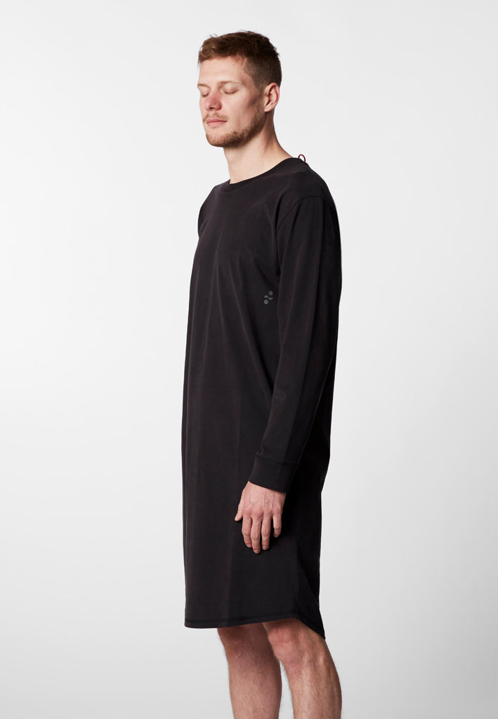 Detail Vorderansicht eines Mannes im langarm Nachthemd in der Farbe „night black“.