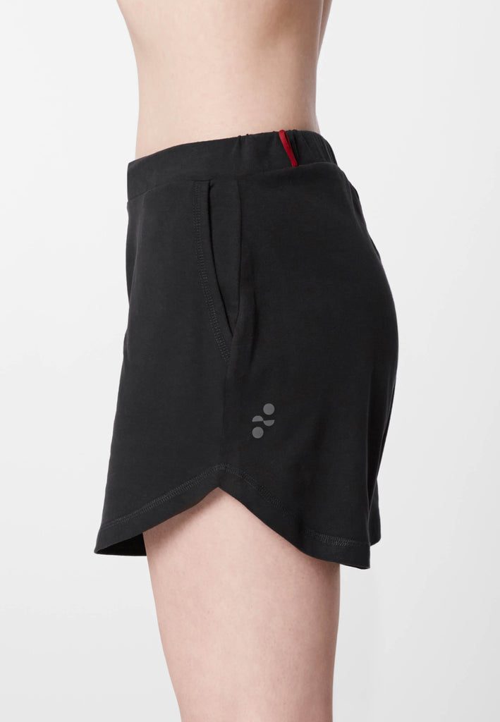 Detail Seitenansicht einer Frau in einer Pyjama Shorts in der Farbe „night black“.