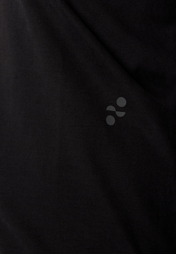 Detailbild vom Logo-Print im Ton-in-Ton Kontrast auf dem Baumwollstoff in der Farbe „night black“.