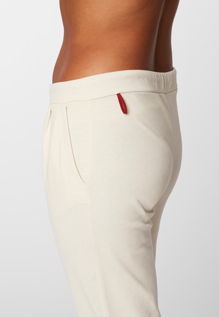 Detailbild einer roten Schlaufe am hinteren, seitlichen Hosenbund der Pyjamahose in der Farbe „moon white“.