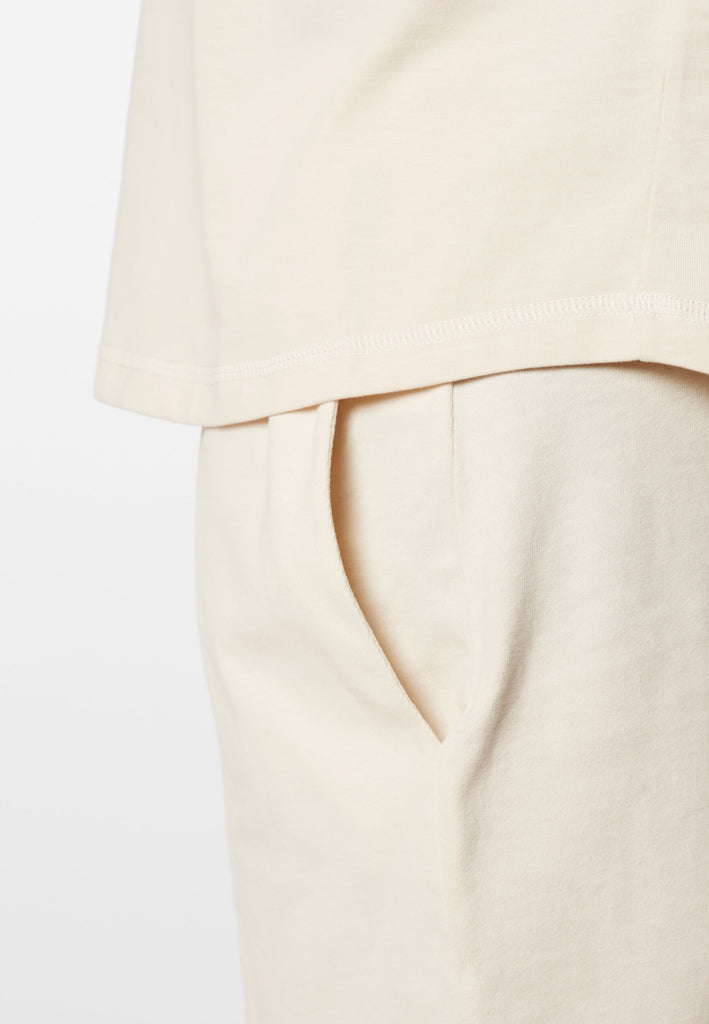 Detailbild der Pyjamahose in der Farbe „moon white“ von einer Hosentasche.