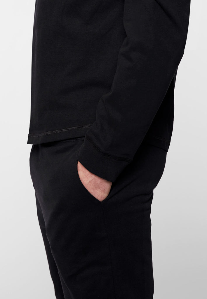 Detailbild der Pyjamahose in der Farbe „night black“ von einer Hosentasche.