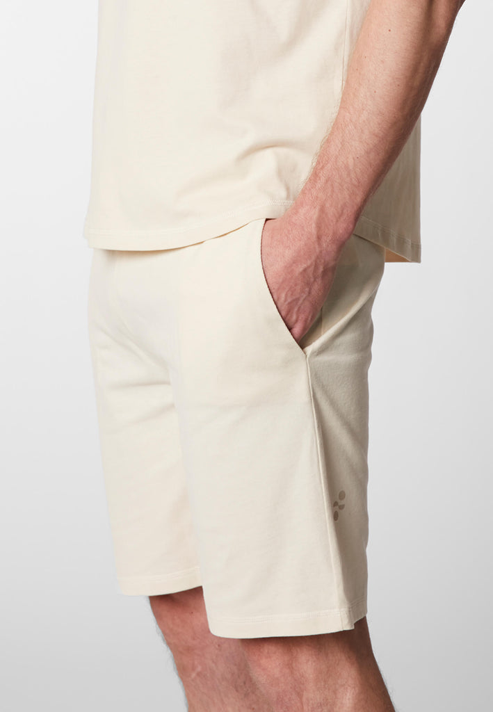 Detailbild der Pyjama Shorts in der Farbe „moon white“ von einer Hosentasche.