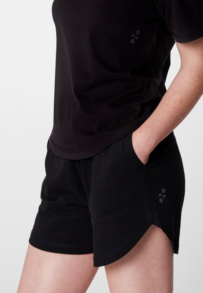 Detailbild der Pyjama Shorts in der Farbe „night black“ von einer Hosentasche.