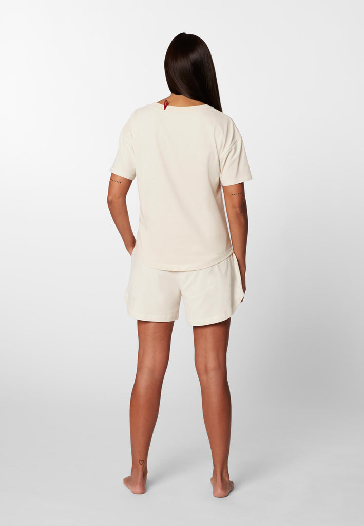 Pyjama T-Shirt in der Farbe „moon white“ für Damen mit Rundhalsausschnitt, leicht abgerundetem Saum und lockerer Passform.