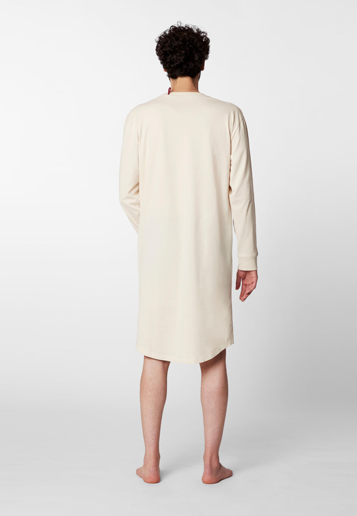 Rückansicht eines Mannes im langarm Nachthemd in der Farbe „moon white“.