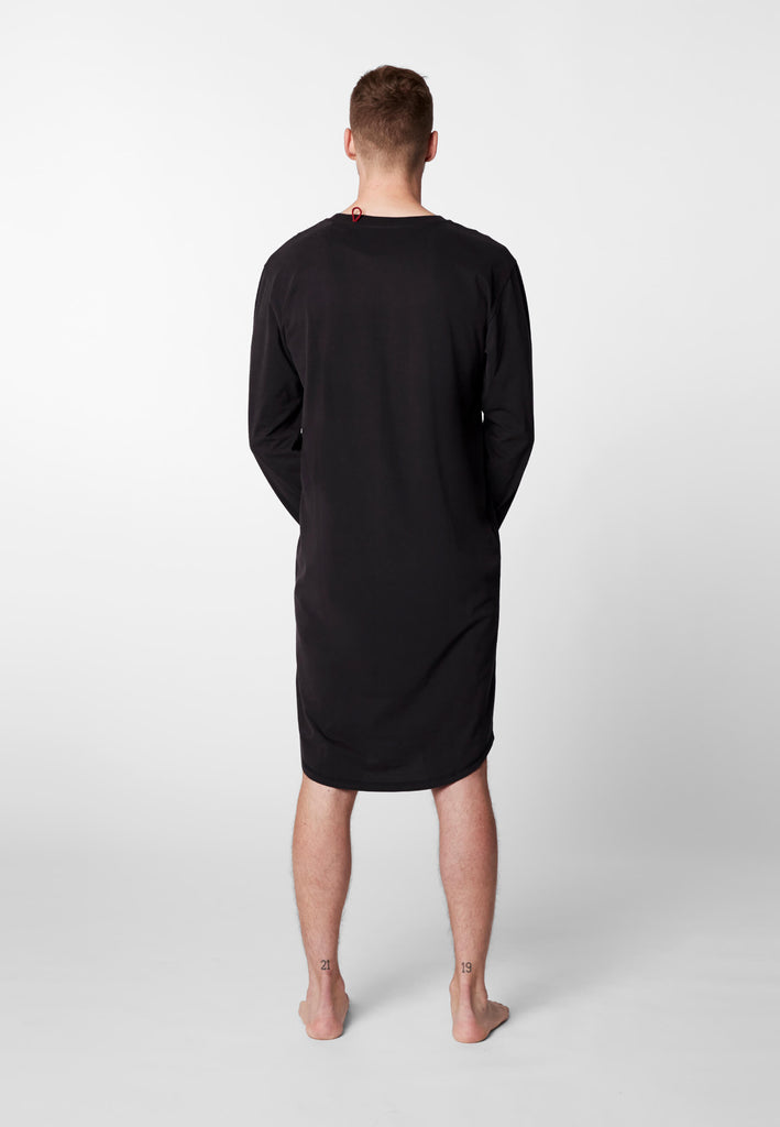 Rückansicht eines Mannes im langarm Nachthemd in der Farbe „night black“.