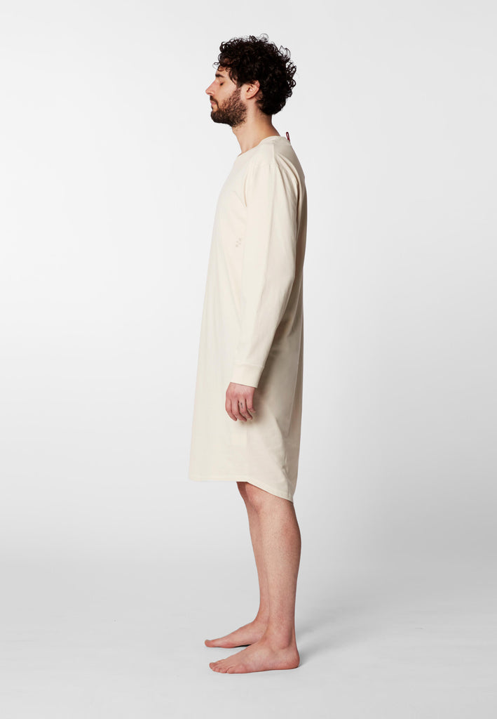 Seitenansicht einer Mannes im langarm Nachthemd in der Farbe „moon white“.