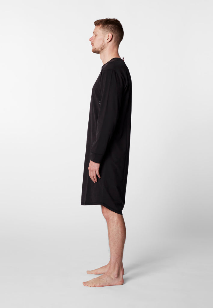 Seitenansicht einer Mannes im langarm Nachthemd in der Farbe „night black“.