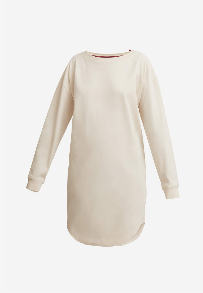 Langarm Nachthemd in der Farbe „moon white“ für Damen mit Rundhalsausschnitt und abgerundetem High-Low-Saum.