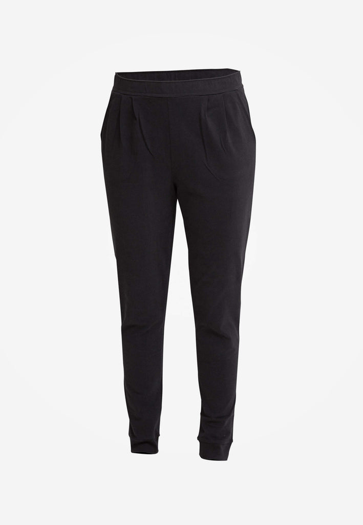 Lange Pyjamahose (Tapered Fit) in der Farbe „night black“ für Damen mit seitlichen Eingrifftaschen und weichen, leicht elastischen Beinbündchen.