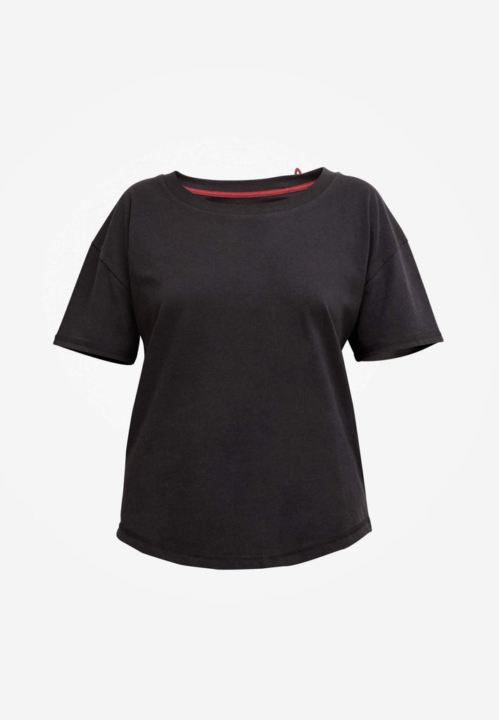Pyjama T-Shirt in der Farbe „night black“ für Damen mit Rundhalsausschnitt, leicht abgerundetem Saum und lockerer Passform.
