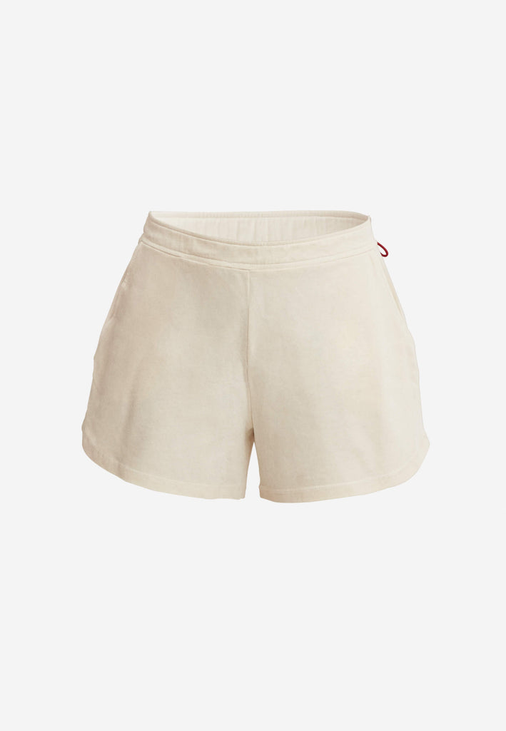Kurze Pyjama Shorts in der Farbe „moon white“ für Damen mit seitlichen Eingrifftaschen und geschwungenen Beinausschnitten.