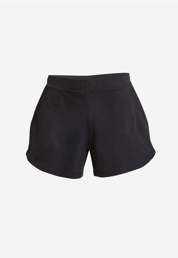 Kurze Pyjama Shorts in der Farbe „night black“ für Damen mit seitlichen Eingrifftaschen und geschwungenen Beinausschnitten.