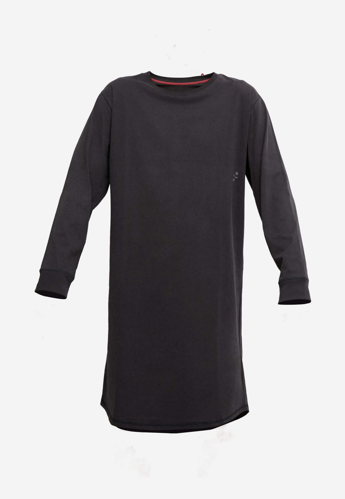 Langarm Nachthemd in der Farbe „night black“ für Herren mit Rundhalsausschnitt und abgerundetem High-Low-Saum.